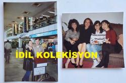 YEŞİLÇAM'IN YILDIZI HÜLYA KOÇYİĞİT'İN ORİJİNAL 2'Lİ FOTOĞRAF SETİ - 15 x 10 cm ve 11 x 10 cm EBADINDA - HÜLYA KOÇYİĞİT, YABANCI DİL EĞİTİMİ İÇİN GİTTİĞİ LONDRA'DA EŞİ SELİM SOYDAN ve UZAK DOĞULU DOSTLARIYLA BİRLİKTE POZ VERİRKEN ÇEKİLMİŞ ÇOK NET KALİTEDE 2 FARKLI FOTOĞRAF. NİSAN 1990... ÖZEL ARŞİV!