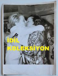 YEŞİLÇAM'IN YILDIZI HÜLYA KOÇYİĞİT'İN ORİJİNAL BÜYÜK BOY FOTOĞRAFI - 24 x 18 cm EBADINDA - HÜLYA KOÇYİĞİT, ANNESİ MELEK KOÇYİĞİT'E SARILIP ÖPERKEN ÇEKİLMİŞ BİR KARE.