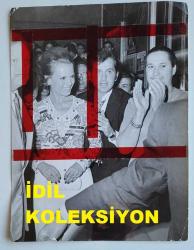 YEŞİLÇAM'IN YILDIZI HÜLYA KOÇYİĞİT'İN ORİJİNAL BÜYÜK BOY FOTOĞRAFI - 24 x 18 cm EBADINDA - HÜLYA KOÇYİĞİT, EŞİ SELİM SOYDAN'LA BİRLİKTE BİR DAVETİYEYE TEŞRİF EDERKEN ÇEKİLMİŞ BİR KARE