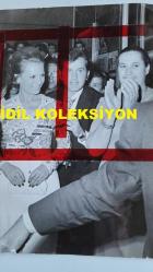 YEŞİLÇAM'IN YILDIZI HÜLYA KOÇYİĞİT'İN ORİJİNAL BÜYÜK BOY FOTOĞRAFI - 24 x 18 cm EBADINDA - HÜLYA KOÇYİĞİT, EŞİ SELİM SOYDAN'LA BİRLİKTE BİR DAVETİYEYE TEŞRİF EDERKEN ÇEKİLMİŞ BİR KARE