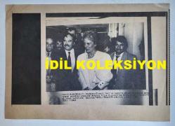 YEŞİLÇAM'IN YILDIZI HÜLYA KOÇYİĞİT'İN AJANS-BASIN FOTOĞRAFI (KAĞIT BASKI) - 21 x 15 cm EBADINDA - HÜLYA KOÇYİĞİT, İZMİR'E GELEN BAŞBAKAN TURGUT ÖZAL'I KARŞILAMAYA GİDERKEN ÇEKİLMİŞ BİR KARE. 1987