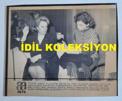 YEŞİLÇAM'IN YILDIZI HÜLYA KOÇYİĞİT'İN AJANS-BASIN FOTOĞRAFI (KAĞIT BASKI) - 19 x 16 cm EBADINDA - HÜLYA KOÇYİĞİT, RÖPORTAJ SIRASINDA ''KADININ ADI YOK'' ADLI KİTABIN KENDİSİNE SEMPATİK GELMEDİĞİNİ İFADE EDERKEN ÇEKİLMİŞ BİR KARE. 1988