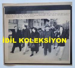 YEŞİLÇAM'IN YILDIZI HÜLYA KOÇYİĞİT'İN AJANS-BASIN FOTOĞRAFI (KAĞIT BASKI) - 21 x 19 cm EBADINDA - HÜLYA KOÇYİĞİT, 4. ANKARA ULUSLARARASI FİLM ŞENLİĞİ SONRASINDA ÇANKAYA BELEDİYE BAŞKANI DOĞAN TAŞDELEN, FATMA GİRİK ve YAMAN OKAY'LA BİRLİKTE YÜRÜYÜŞ YAPARKEN ÇEKİLMİŞ BİR KARE. 1992. SELFET GÜNER