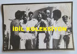 YEŞİLÇAM'IN YILDIZI HÜLYA KOÇYİĞİT'İN AJANS-BASIN FOTOĞRAFI (KAĞIT BASKI) - 18 x 12 cm EBADINDA - HÜLYA KOÇYİĞİT, YUNANİSTAN ZİYARETİ SIRASINDA BİR YUNAN VATANDAŞINDAN ÇİÇEK ALIRKEN ÇEKİLMİŞ BİR KARE. 19 TEMMUZ 1980