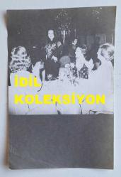 YEŞİLÇAM'IN YILDIZI HÜLYA KOÇYİĞİT'İN AJANS-BASIN FOTOĞRAFI (KAĞIT BASKI) - 18 x 12 cm EBADINDA - HÜLYA KOÇYİĞİT, BİR EĞLENCE MEKANINDA EĞLENİRKEN ÇEKİLMİŞ BİR KARE. 8 OCAK 1976