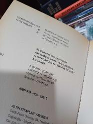 Üç Perdelik Cinayet