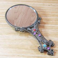 ViNTaGe TAŞ SÜSLEMELİ PiRiNÇ EL AYNASI....