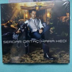 SERDAR ORTAÇ KARA KEDİ CD ambalajında