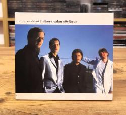 MOR VE ÖTESİ DÜNYA YALAN SÖYLÜYOR CD KARTON MUHAFAZALI