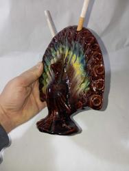 tavus kuşu formunda tasarlanmış antika bir Çanakkale işi sigaralık. 20. yüzyıl başına ait, pişmiş topraktan üretilmiş sırlı bir koleksiyon parçasıdır. 20 sigara kapasitesine sahiptir. Koyu kahverengi, yeşil ve sarı renkli sırlar kullanılarak el işçiliği ile yapılmıştır.