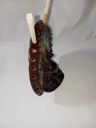 tavus kuşu formunda tasarlanmış antika bir Çanakkale işi sigaralık. 20. yüzyıl başına ait, pişmiş topraktan üretilmiş sırlı bir koleksiyon parçasıdır. 20 sigara kapasitesine sahiptir. Koyu kahverengi, yeşil ve sarı renkli sırlar kullanılarak el işçiliği ile yapılmıştır.