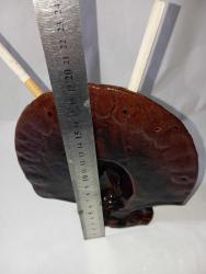 tavus kuşu formunda tasarlanmış antika bir Çanakkale işi sigaralık. 20. yüzyıl başına ait, pişmiş topraktan üretilmiş sırlı bir koleksiyon parçasıdır. 20 sigara kapasitesine sahiptir. Koyu kahverengi, yeşil ve sarı renkli sırlar kullanılarak el işçiliği ile yapılmıştır.