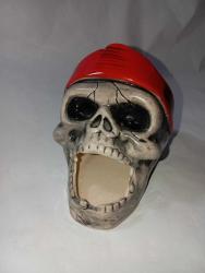 korsan tasarımlı seramik  dekoratif bir kuru kafa dekoratif bir obje hem de küllük veya kalemlik olarak kullanılabilen çok amaçlı bir ürün  El boyaması detaylara sahip, el işçiliği ile üretilmiş #tdkoleksiyonkurukafa #tdkoleksiyonkulluk