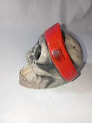 korsan tasarımlı seramik  dekoratif bir kuru kafa dekoratif bir obje hem de küllük veya kalemlik olarak kullanılabilen çok amaçlı bir ürün  El boyaması detaylara sahip, el işçiliği ile üretilmiş #tdkoleksiyonkurukafa #tdkoleksiyonkulluk