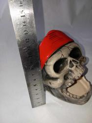 korsan tasarımlı seramik  dekoratif bir kuru kafa dekoratif bir obje hem de küllük veya kalemlik olarak kullanılabilen çok amaçlı bir ürün  El boyaması detaylara sahip, el işçiliği ile üretilmiş #tdkoleksiyonkurukafa #tdkoleksiyonkulluk