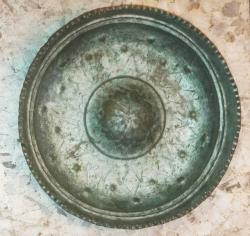 G20069-ANTİKA OSMANLI TEKKE İŞİ BAKIR ORTASINDAKİ ÇIKINTI DAN SALLANDIĞINDA SES GELEN BİR TABAK/HAMAM TASI