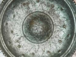 G20069-ANTİKA OSMANLI TEKKE İŞİ BAKIR ORTASINDAKİ ÇIKINTI DAN SALLANDIĞINDA SES GELEN BİR TABAK/HAMAM TASI