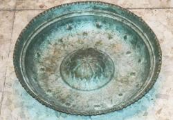 G20069-ANTİKA OSMANLI TEKKE İŞİ BAKIR ORTASINDAKİ ÇIKINTI DAN SALLANDIĞINDA SES GELEN BİR TABAK/HAMAM TASI