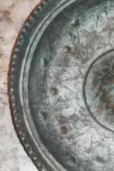 G20069-ANTİKA OSMANLI TEKKE İŞİ BAKIR ORTASINDAKİ ÇIKINTI DAN SALLANDIĞINDA SES GELEN BİR TABAK/HAMAM TASI