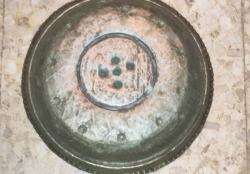 G20069-ANTİKA OSMANLI TEKKE İŞİ BAKIR ORTASINDAKİ ÇIKINTI DAN SALLANDIĞINDA SES GELEN BİR TABAK/HAMAM TASI