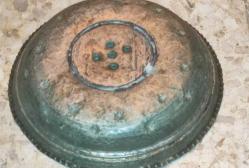 G20069-ANTİKA OSMANLI TEKKE İŞİ BAKIR ORTASINDAKİ ÇIKINTI DAN SALLANDIĞINDA SES GELEN BİR TABAK/HAMAM TASI