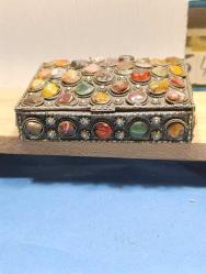 K210-----YARI DEĞELİ TAŞLARLA SÜSLENMİŞ 1940/50'LERDEN KALMA GÜMÜŞ RENGİ PİRİNÇ TAKI MÜCEVHER KUTUSU