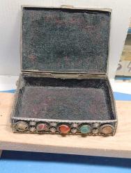 K210-----YARI DEĞELİ TAŞLARLA SÜSLENMİŞ 1940/50'LERDEN KALMA GÜMÜŞ RENGİ PİRİNÇ TAKI MÜCEVHER KUTUSU