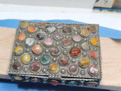 K210-----YARI DEĞELİ TAŞLARLA SÜSLENMİŞ 1940/50'LERDEN KALMA GÜMÜŞ RENGİ PİRİNÇ TAKI MÜCEVHER KUTUSU