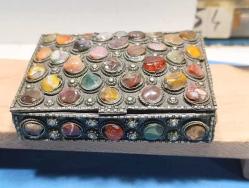 K210-----YARI DEĞELİ TAŞLARLA SÜSLENMİŞ 1940/50'LERDEN KALMA GÜMÜŞ RENGİ PİRİNÇ TAKI MÜCEVHER KUTUSU