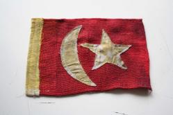 LOT.4 » DAĞILAN KOLLEKSİYON  ESKİ  NADİR KOLEKSİYONLUK  ASKER BAYRAĞI ARKASI MÜHÜRLÜ