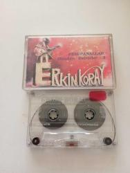 ERKİN KORAY DÜNDEN ESİNTİLER 3 FESUPHANALLAH Gönül Salıncağı Cemalim KASET A1 Fesupanallah A2 Gönül Salıncağı A3 Hayat Bir Teselli A4 Krallar A5 Dost Acı Söyler A6 Korkulu Rüya  B1 Cemalim B2 İnat (Enstrümental) B3 Hayat Bir Teselli B4 Tımbıllı