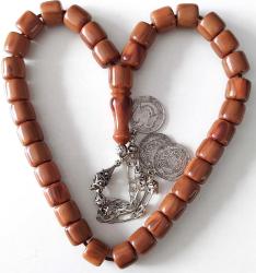 OSMANLI DÖNEMİ OBJEDEN YAPILMA TARÇIN RENGİ MÜTHİŞ İŞÇİLİKLİ MUHTEŞEM MİSKEVİ BAĞA KATALİN TESPİH GÜMÜŞ PÜSKÜLLÜ 2YY1DD ÇOK NADİR