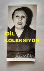 KAYNANALAR DİZİSİNİN NURİYE KANTAR'I LEMAN ÇIDAMLI'NIN ORİJİNAL FOTOĞRAFI - 12 x 7 cm EBADINDA - LEMAN ÇIDAMLI KONUŞURKEN ÇEKİLMİŞ BİR KARE