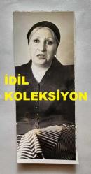 KAYNANALAR DİZİSİNİN NURİYE KANTAR'I LEMAN ÇIDAMLI'NIN ORİJİNAL FOTOĞRAFI - 14 x 6 cm EBADINDA - LEMAN ÇIDAMLI KONUŞURKEN ÇEKİLMİŞ BİR KARE