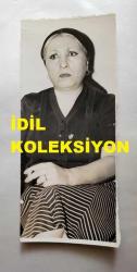 KAYNANALAR DİZİSİNİN NURİYE KANTAR'I LEMAN ÇIDAMLI'NIN ORİJİNAL FOTOĞRAFI - 16 x 7 cm EBADINDA - LEMAN ÇIDAMLI KONUŞURKEN ÇEKİLMİŞ BİR KARE