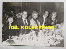 KAYNANALAR DİZİSİNİN NURİYE KANTAR'I LEMAN ÇIDAMLI'NIN ORİJİNAL FOTOĞRAFI - 18 x 13 cm EBADINDA - LEMAN ÇIDAMLI, ÇAMLICA KIZ LİSELİLER DERNEĞİ İSTANBUL ŞUBESİ GELENEKSEL AKŞAM YEMEĞİNDE EŞİ NEJAT ÇIDAMLI, NİHAL UYGUNER, BUTİK AYFER ve EŞİ NEJAT TAMTÜRK'LE HATIRA POZU VERİRKEN ÇEKİLMİŞ BİR KARE