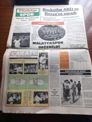 Türkiye Gazetesi - Turkish Newspaper - 15 Ağustos 1984 - mesken kredileri dağıtılırken yazan Yalçın Özer Başmakale - Mücahitler 350 Sovyet ve Afgan askerini öldürdüler - olimpiyat kafilemizin otobüsüne konulan saatli bomba imha edildi - Başbakan Turgut Özal 6. basın toplantısını Yarın Emirgan'da yapacak fotoğraf - okula başlama yaşının 6 yaş olması taraftar bulamıyor - Devlet bakanı İsmail Özdağlar İran'a gitti - Afganistan Pakistan münasebetleri gittikçe gerginleşiyor - Erzincan Yeni bir camiye kavuştu Camii Kebir fotoğraf - televizyon programı - Resimli Evliya Çelebi seyahatnamesi hazırlayan Kemal Akmeriç Desen Samim Utkun Yazı Dizisi - Peygamberler tarihi yazan Abdüllatif Uyan Yazı Dizisi - Zincirlikuyu mezarlığında 25 adet boş yer kaldı - Sirkeci'deki Bahçekapı yalıköşk caddesi'nde bulunan Liman Han çökmek üzere fotoğraf - Kırkpınar başpehlivanlığını kazanan Hüseyin Çokal Sabri Acar Ve Mehmet Güçlü fotoğraf - Malatyaspor beğenildi - Boykotlar ABD ve Rusya'ya yaradı - Jupp Derwall
