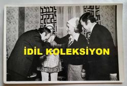 KAYNANALAR DİZİSİNİN NURİYE KANTAR'I LEMAN ÇIDAMLI'NIN ORİJİNAL FOTOĞRAFI - 18 x 12 cm EBADINDA - LEMAN ÇIDAMLI, KAYNANALAR DİZİSİNDE TEKİN AKMANSOY'LA AYNI KAREDE