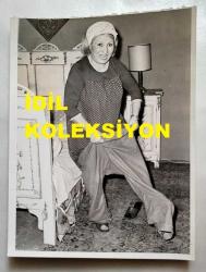 KAYNANALAR DİZİSİNİN NURİYE KANTAR'I LEMAN ÇIDAMLI'NIN ORİJİNAL FOTOĞRAFI - 16 x 12 cm EBADINDA - LEMAN ÇIDAMLI, KAYNANALAR DİZİSİNDE BİR SAHNEDE PANTOLON GİYERKEN