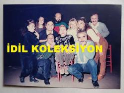 KAYNANALAR DİZİSİNİN NURİYE KANTAR'I LEMAN ÇIDAMLI'NIN ORİJİNAL FOTOĞRAFI - 13 x 9 cm EBADINDA - LEMAN ÇIDAMLI, NOKTA TİYATROSU'NDA TİYATROCU DOSTLARIYLA TOPLUCA POZ VERİRKEN ÇEKİLMİŞ BİR HATIRA FOTOĞRAFI, 13 KASIM 1989