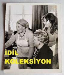 KAYNANALAR DİZİSİNİN NURİYE KANTAR'I LEMAN ÇIDAMLI'NIN ORİJİNAL FOTOĞRAFI - 13 x 9 cm EBADINDA - LEMAN ÇIDAMLI, KAYNANALAR DİZİSİNDE DEFNE YALNIZ'LA AYNI KAREDE ''AÇIKLAMAYI OKUYUNUZ)
