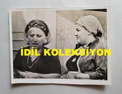 KAYNANALAR DİZİSİNİN NURİYE KANTAR'I LEMAN ÇIDAMLI'NIN TELEVİZYON EKRANINDAN ÇEKİLME AJANS-BASIN FOTOĞRAFI - 12 x 9 cm EBADINDA - LEMAN ÇIDAMLI, KAYNANALAR DİZİSİNDE DEFNE YALNIZ'LA AYNI KAREDE