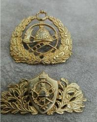 1940/1950 lerden eski itfaiyeci kokartları, rozetleri ve brövelerinden oluşan bir koleksiyon grubu.  İçerik: İtfaiyeci kaskı ve merdiven temalı kokartlar, rozetler ve apolet yıldızları.   Kullanım: Bu tür objeler tarihsel olarak üniformalarda mesleki bröve veya rozet olarak kullanılmıştır.   Koleksiyon Değeri: Genellikle antika veya hobi amaçlı koleksiyoncular için değer taşırlar. 