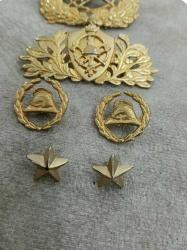 1940/1950 lerden eski itfaiyeci kokartları, rozetleri ve brövelerinden oluşan bir koleksiyon grubu.  İçerik: İtfaiyeci kaskı ve merdiven temalı kokartlar, rozetler ve apolet yıldızları.   Kullanım: Bu tür objeler tarihsel olarak üniformalarda mesleki bröve veya rozet olarak kullanılmıştır.   Koleksiyon Değeri: Genellikle antika veya hobi amaçlı koleksiyoncular için değer taşırlar. 