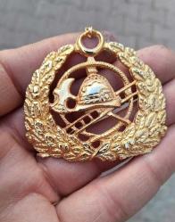 1940/1950 lerden eski itfaiyeci kokartları, rozetleri ve brövelerinden oluşan bir koleksiyon grubu.  İçerik: İtfaiyeci kaskı ve merdiven temalı kokartlar, rozetler ve apolet yıldızları.   Kullanım: Bu tür objeler tarihsel olarak üniformalarda mesleki bröve veya rozet olarak kullanılmıştır.   Koleksiyon Değeri: Genellikle antika veya hobi amaçlı koleksiyoncular için değer taşırlar. 