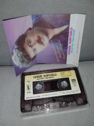 Kaset Cengiz Kurtoğlu hayatımı yaşıyorum albümü. Orijinal 1989 dönem Kağıt Baskı. sorunsuz çalışıyor.