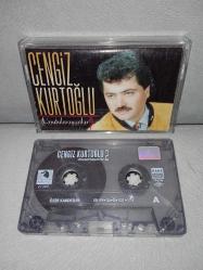 Kaset Cengiz Kurtoğlu unutulmayanlar 2 albümü. Orijinal. B1 şarkısında 6 saniye, B4 şarkısında ise 20 saniye kayıp var.