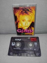 Kaset Güllü kırılırım albümü. Orijinal 1998 baskı. Kartonet hafif yorgun, kaset sorunsuz çalışıyor.