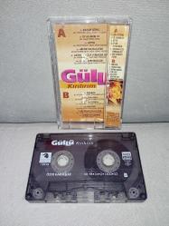 Kaset Güllü kırılırım albümü. Orijinal 1998 baskı. Kartonet hafif yorgun, kaset sorunsuz çalışıyor.