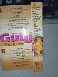Kaset Güllü kırılırım albümü. Orijinal 1998 baskı. Kartonet hafif yorgun, kaset sorunsuz çalışıyor.